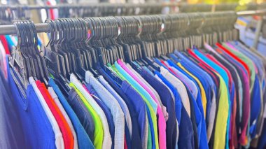 Renkli Kıyafetler Bit Pazarı İkinci El, Hırsızlık Mağazası Askısı Kıyafetler, İkinci el Kıyafet Sergisi