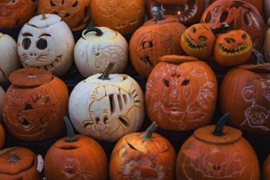 Cadılar Bayramı. Cadılar Bayramı balkabakları gece karanlığında mum ışığında parlıyordu. Ürkütücü ve şenlikli bir atmosferi vardı..