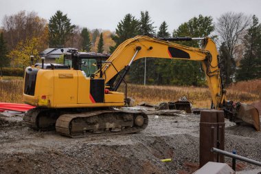 Görünür bir inşaat sahasına, metal iskelete, kablolara ve mekanik bileşenlere, endüstriyel mühendisliğe ve modern altyapı gelişimine yürüyen merdiven yerleştiriliyor..
