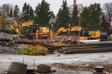 Görünür bir inşaat sahasına, metal iskelete, kablolara ve mekanik bileşenlere, endüstriyel mühendisliğe ve modern altyapı gelişimine yürüyen merdiven yerleştiriliyor..