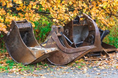 Görünür bir inşaat sahasına, metal iskelete, kablolara ve mekanik bileşenlere, endüstriyel mühendisliğe ve modern altyapı gelişimine yürüyen merdiven yerleştiriliyor..