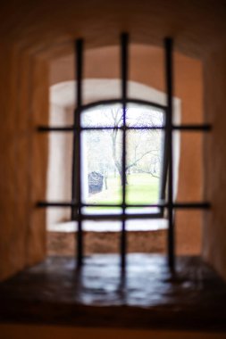 Antika mobilyalarla, taş duvarlarla ve sıcak ışıkla dolu eski bir şato. Tarih ve gizemle dolu bir ortaçağ atmosferi yaratıyor..