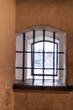 Antika mobilyalarla, taş duvarlarla ve sıcak ışıkla dolu eski bir şato. Tarih ve gizemle dolu bir ortaçağ atmosferi yaratıyor..