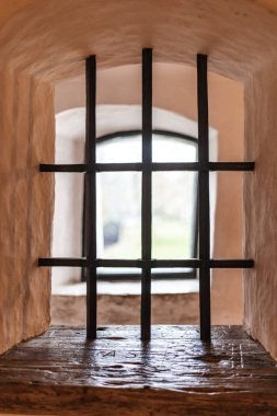 Antika mobilyalarla, taş duvarlarla ve sıcak ışıkla dolu eski bir şato. Tarih ve gizemle dolu bir ortaçağ atmosferi yaratıyor..