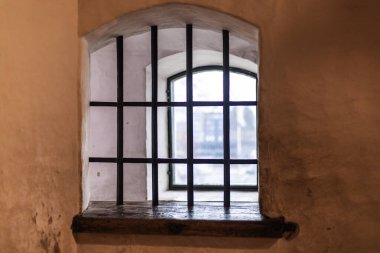 Antika mobilyalarla, taş duvarlarla ve sıcak ışıkla dolu eski bir şato. Tarih ve gizemle dolu bir ortaçağ atmosferi yaratıyor..