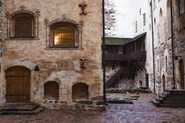 Doğa, tarihin ve mimari mirasın sembolü olan kuleleri ve duvarları olan bir ortaçağ taş şatosunun dış görünüşü.