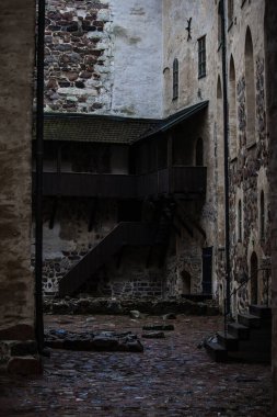 Doğa, tarihin ve mimari mirasın sembolü olan kuleleri ve duvarları olan bir ortaçağ taş şatosunun dış görünüşü.