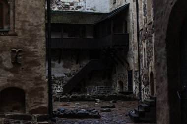 Doğa, tarihin ve mimari mirasın sembolü olan kuleleri ve duvarları olan bir ortaçağ taş şatosunun dış görünüşü.