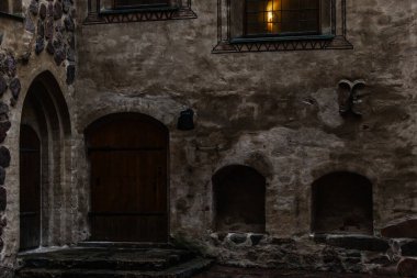 Doğa, tarihin ve mimari mirasın sembolü olan kuleleri ve duvarları olan bir ortaçağ taş şatosunun dış görünüşü.