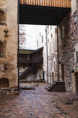 Doğa, tarihin ve mimari mirasın sembolü olan kuleleri ve duvarları olan bir ortaçağ taş şatosunun dış görünüşü.