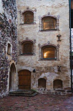 Doğa, tarihin ve mimari mirasın sembolü olan kuleleri ve duvarları olan bir ortaçağ taş şatosunun dış görünüşü.