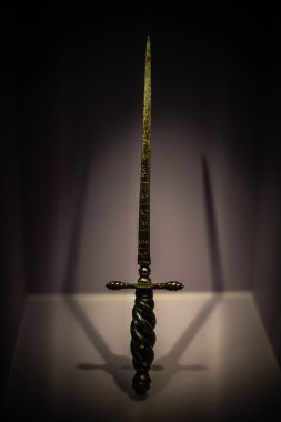 Ortaçağ kalesinin iç kısımlarına tahta sandıklar, metal kilitler, heykeller, eski kitaplar ve mum tutacakları da dahil olmak üzere çeşitli antika nesneler yerleştirildi. Sıcak ışık dokuları, tarihi işçiliği ve ortaçağ atmosferini vurgular. Miras için mükemmel, merhaba.