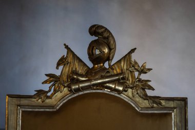 Ortaçağ kalesinin iç kısımlarına tahta sandıklar, metal kilitler, heykeller, eski kitaplar ve mum tutacakları da dahil olmak üzere çeşitli antika nesneler yerleştirildi. Sıcak ışık dokuları, tarihi işçiliği ve ortaçağ atmosferini vurgular. Miras için mükemmel, merhaba.