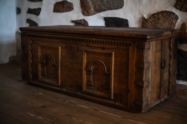 Ortaçağ şatosunun iç kısımlarına yerleştirilmiş eski ahşap sandıklar antika işçiliğini, eski dokuları ve tarihi ambiyansı gösteriyor..