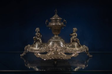 Ortaçağ kalesinin iç kısımlarına tahta sandıklar, metal kilitler, heykeller, eski kitaplar ve mum tutacakları da dahil olmak üzere çeşitli antika nesneler yerleştirildi. Sıcak ışık dokuları, tarihi işçiliği ve ortaçağ atmosferini vurgular. Miras için mükemmel, merhaba.