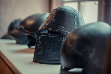 Ortaçağ kalesinin iç kısımlarına tahta sandıklar, metal kilitler, heykeller, eski kitaplar ve mum tutacakları da dahil olmak üzere çeşitli antika nesneler yerleştirildi. Sıcak ışık dokuları, tarihi işçiliği ve ortaçağ atmosferini vurgular. Miras için mükemmel, merhaba.