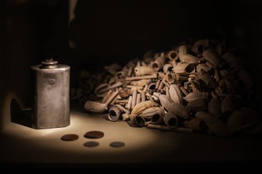 Ortaçağ kalesinin iç kısımlarına tahta sandıklar, metal kilitler, heykeller, eski kitaplar ve mum tutacakları da dahil olmak üzere çeşitli antika nesneler yerleştirildi. Sıcak ışık dokuları, tarihi işçiliği ve ortaçağ atmosferini vurgular. Miras için mükemmel, merhaba.