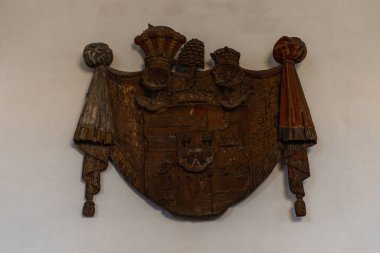 Ortaçağ şatosundaki eski ahşap heykeller ve oymalar, sıcak ışıkla aydınlatılmış antik heykeller, tarihin ve işçiliğin sembolü..