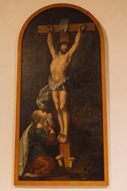 Orta çağ şatosunun içindeki taş duvarlarda eski dini simgeler sergileniyor. Yumuşak ve sıcak ışıkla aydınlatılıyor. Antik ruhaniliği ve tarihi yansıtıyor..