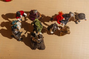 Bir ortaçağ şatosundaki minyatür görüntüler günlük hayatta şövalye, köylü ve soyluların figürlerini gösteriyor. Tarihi ve zanaatkarlığı sembolize eden sanatsal sahne.