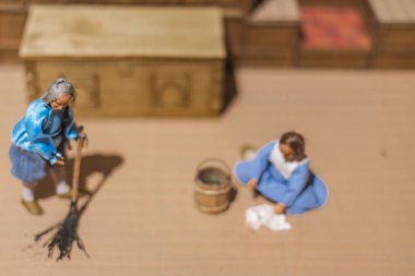 Bir ortaçağ şatosundaki minyatür görüntüler günlük hayatta şövalye, köylü ve soyluların figürlerini gösteriyor. Tarihi ve zanaatkarlığı sembolize eden sanatsal sahne.