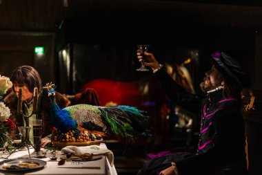 Bir ortaçağ şatosundaki minyatür görüntüler günlük hayatta şövalye, köylü ve soyluların figürlerini gösteriyor. Tarihi ve zanaatkarlığı sembolize eden sanatsal sahne.