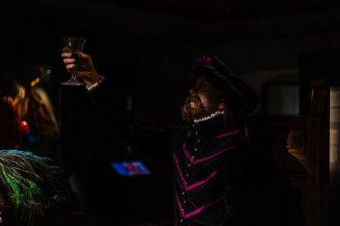 Bir ortaçağ şatosundaki minyatür görüntüler günlük hayatta şövalye, köylü ve soyluların figürlerini gösteriyor. Tarihi ve zanaatkarlığı sembolize eden sanatsal sahne.