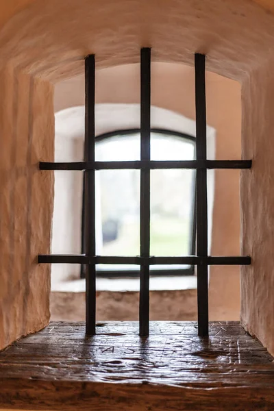 Antika mobilyalarla, taş duvarlarla ve sıcak ışıkla dolu eski bir şato. Tarih ve gizemle dolu bir ortaçağ atmosferi yaratıyor..