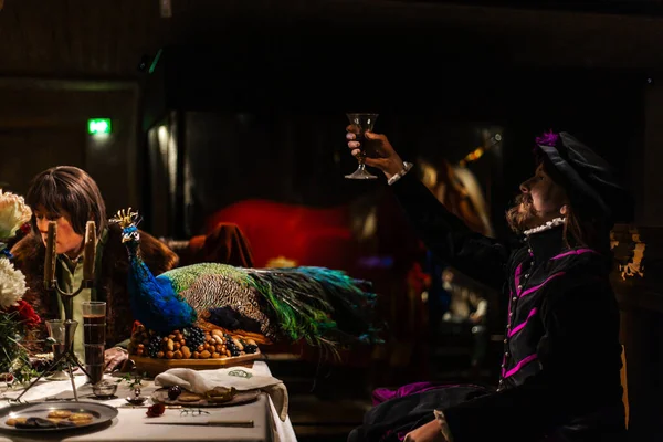 Bir ortaçağ şatosundaki minyatür görüntüler günlük hayatta şövalye, köylü ve soyluların figürlerini gösteriyor. Tarihi ve zanaatkarlığı sembolize eden sanatsal sahne.