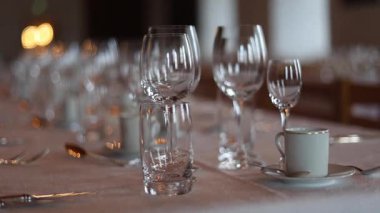 Uzun ahşap masalar, avizeler, taş duvarlar ve sıcak mum ışığı olan bir ortaçağ şatosu ziyafeti salonu. Kraliyet ziyafetlerinin görkemli tarihi atmosferi, 4K ultra HD ile yakalandı..