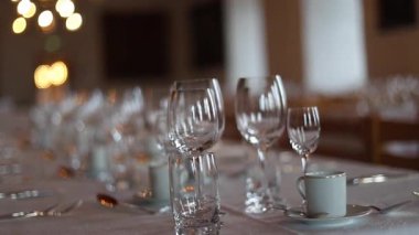 Uzun ahşap masalar, avizeler, taş duvarlar ve sıcak mum ışığı olan bir ortaçağ şatosu ziyafeti salonu. Kraliyet ziyafetlerinin görkemli tarihi atmosferi, 4K ultra HD ile yakalandı..