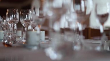 Uzun ahşap masalar, avizeler, taş duvarlar ve sıcak mum ışığı olan bir ortaçağ şatosu ziyafeti salonu. Kraliyet ziyafetlerinin görkemli tarihi atmosferi, 4K ultra HD ile yakalandı..