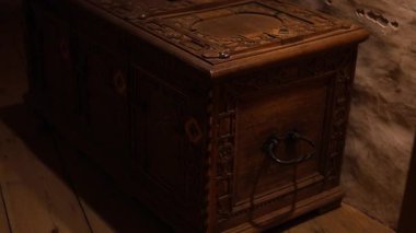 Ortaçağ şatosunun içindeki karanlık taş hapishane paslı parmaklıklar, zincirler ve soğuk duvarları aydınlatan meşale ışığı. 4K ultra HD ile yakalanan tarihi mimari ve eski mahkumiyetin atmosferi.