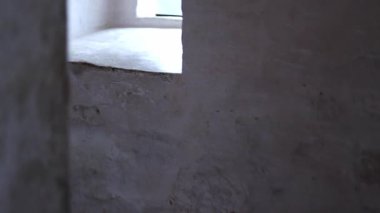 Taş duvarları, ahşap mobilyaları ve sıcak ışığı olan antik kale odaları. Ortaçağ mimarisinin tarihi atmosferi, 4K ultra HD 'de otantik detaylarla yakalanmış..