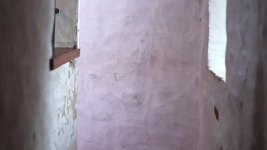 Taş duvarları, ahşap mobilyaları ve sıcak ışığı olan antik kale odaları. Ortaçağ mimarisinin tarihi atmosferi, 4K ultra HD 'de otantik detaylarla yakalanmış..