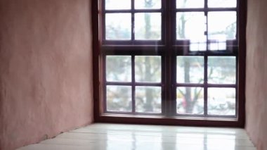 Taş duvarları, ahşap mobilyaları ve sıcak ışığı olan antik kale odaları. Ortaçağ mimarisinin tarihi atmosferi, 4K ultra HD 'de otantik detaylarla yakalanmış..