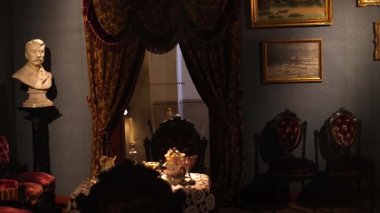 Taş duvarları, ahşap mobilyaları ve sıcak ışığı olan antik kale odaları. Ortaçağ mimarisinin tarihi atmosferi, 4K ultra HD 'de otantik detaylarla yakalanmış..