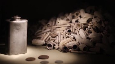 Eski mobilyalar, tahta sandıklar, metal kilitler, heykeller, mum tutucular ve ortaçağ aksesuarları da dahil olmak üzere bir ortaçağ kalesinde antika nesneler koleksiyonu. 4K ultra HD ile yakalanan, miras, tarih ve ortaçağ temalı projeler için mükemmel.