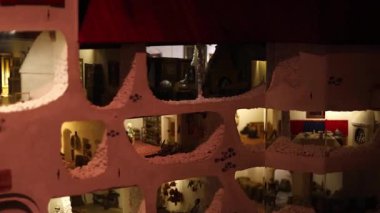 Minyatür sahneler ortaçağ şatosunda şövalyeleri, soyluları ve günlük yaşamı temsil eden detaylı figürlerle sahnelendi. 4K ultra HD ile çekilmiş antika atmosferi olan sanatsal diyorama.