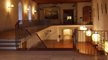 Taş duvarları, ahşap mobilyaları ve sıcak ışığı olan antik kale odaları. Ortaçağ mimarisinin tarihi atmosferi, 4K ultra HD 'de otantik detaylarla yakalanmış..