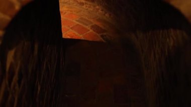 Taş duvarları, ahşap mobilyaları ve sıcak ışığı olan antik kale odaları. Ortaçağ mimarisinin tarihi atmosferi, 4K ultra HD 'de otantik detaylarla yakalanmış..