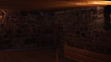 Taş duvarları, ahşap mobilyaları ve sıcak ışığı olan antik kale odaları. Ortaçağ mimarisinin tarihi atmosferi, 4K ultra HD 'de otantik detaylarla yakalanmış..