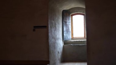 Taş duvarları, ahşap mobilyaları ve sıcak ışığı olan antik kale odaları. Ortaçağ mimarisinin tarihi atmosferi, 4K ultra HD 'de otantik detaylarla yakalanmış..