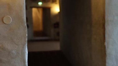 Taş duvarları, ahşap mobilyaları ve sıcak ışığı olan antik kale odaları. Ortaçağ mimarisinin tarihi atmosferi, 4K ultra HD 'de otantik detaylarla yakalanmış..