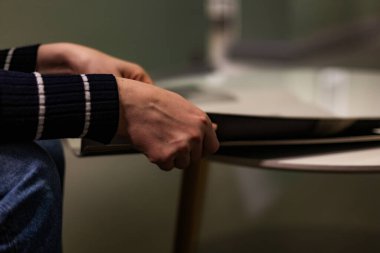 Bir dergiye göz gezdirirken çekilmiş yakın plan fotoğraf. Kağıt, doku ve sayfa hareketinin detaylarını temizle. Yaşam tarzı betimlemeleri, eğitim, okuma alışkanlıkları, basılı medya ve editoryal temalar için mükemmel.