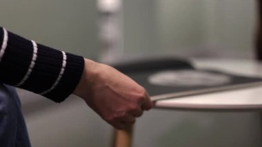 Bir dergiye göz gezdirirken, sayfaları yavaşça ve sorunsuzca çevirirken. Doğal ışıklandırma ile 4K ultra HD ile çekilmiş, kağıt dokusu, hareketi ve detayları gösteriyor. Yaşam tarzı videoları, reklamlar, okumalar için ideal