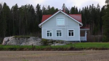 Ormanın yakınında küçük bir ev, ağaçlar, doğa ve huzurlu manzarayla çevrili. Doğal ışık ve sakin atmosferli 4K ultra HD ile çekildi. Doğa videoları, kırsal yaşam tarzı, seyahat içeriği, ekoloji ve manzaralar için mükemmel.