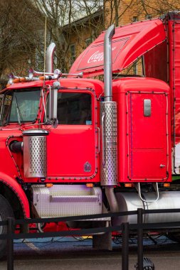 Finlandiya. 29.11.2025 Coca-Cola tarzı kırmızı bir tatil kamyonunun fotoğrafı. Karlı kış ortamında festival ışıklarıyla süslenmiş. Güçlü Noel havası, ikonik şenlikli markalaşma ve parlak aydınlatılmış detaylar..