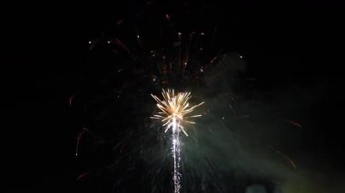 4K gece gökyüzünü aydınlatan canlı bir havai fişek görüntüsü. Sahne renkli patlamaları, parlak ışıkları ve kutlama atmosferini yakalıyor, yeni yıl, Noel, ulusal bayramlar, festivaller ve şenlik etkinlikleri için mükemmel.