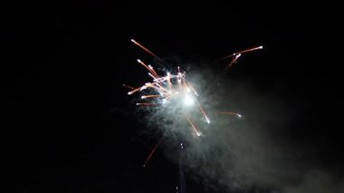 4K gece gökyüzünü aydınlatan canlı bir havai fişek görüntüsü. Sahne renkli patlamaları, parlak ışıkları ve kutlama atmosferini yakalıyor, yeni yıl, Noel, ulusal bayramlar, festivaller ve şenlik etkinlikleri için mükemmel.